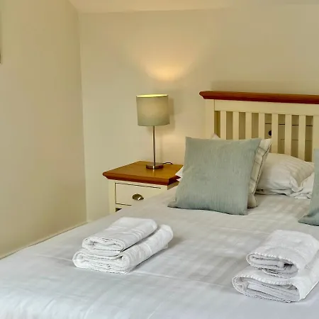 7 Bluebridge Court With Free Parking *