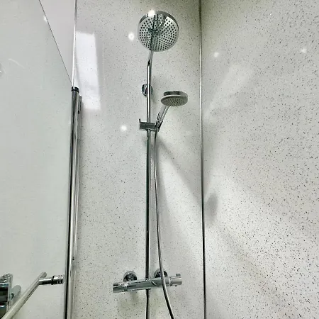 7 Bluebridge Court With Free Parking *