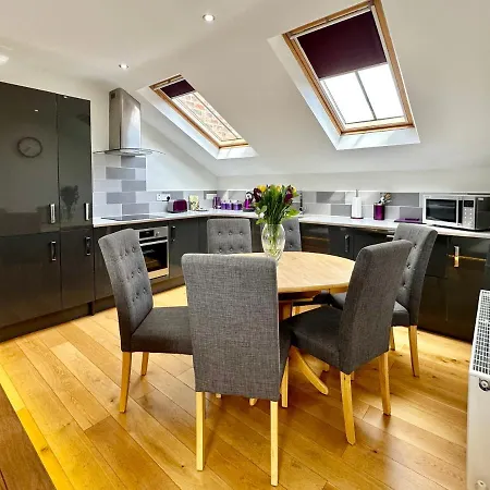 7 Bluebridge Court With Free Parking Lejlighed