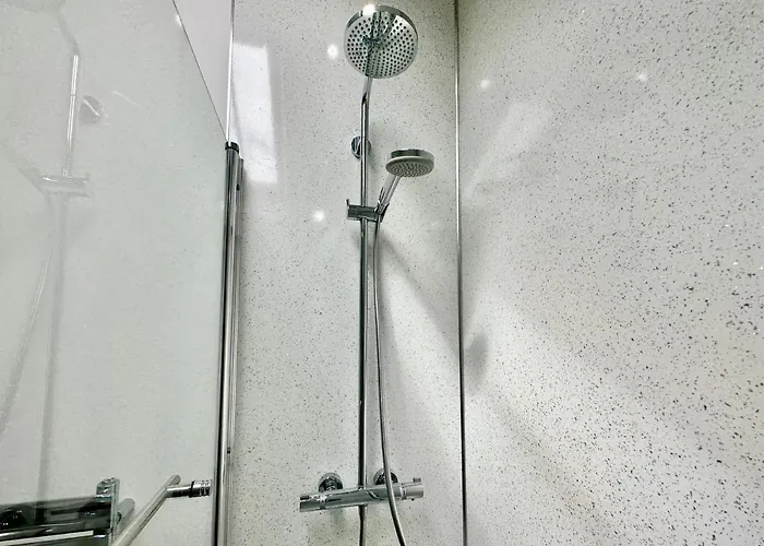 7 Bluebridge Court With Free Parking *