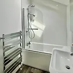 7 Bluebridge Court With Free Parking