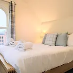Apartment 7 Bluebridge Court With Free Parking