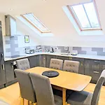 Apartment 7 Bluebridge Court With Free Parking