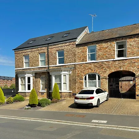 7 Bluebridge Court With Free Parking *