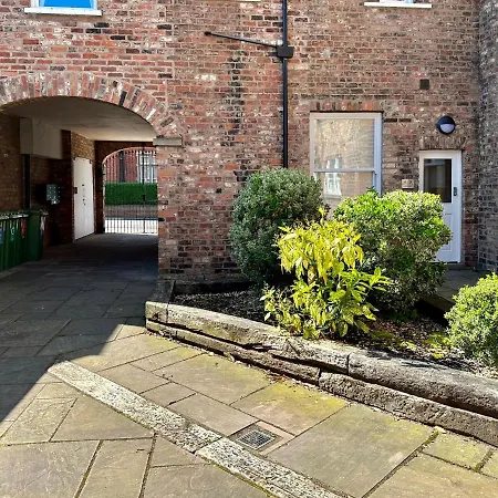 7 Bluebridge Court With Free Parking York