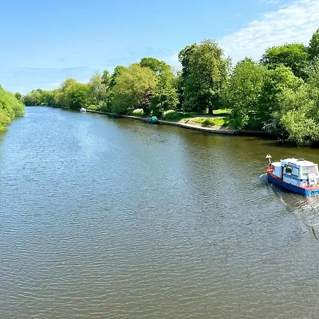 7 Bluebridge Court With Free Parking Apartmán