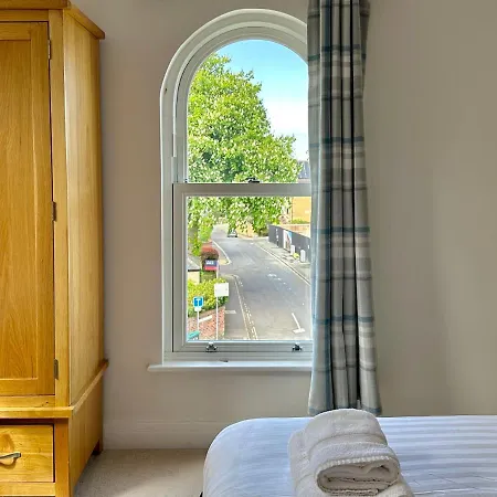 7 Bluebridge Court With Free Parking