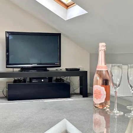 Apartment 7 Bluebridge Court With Free Parking